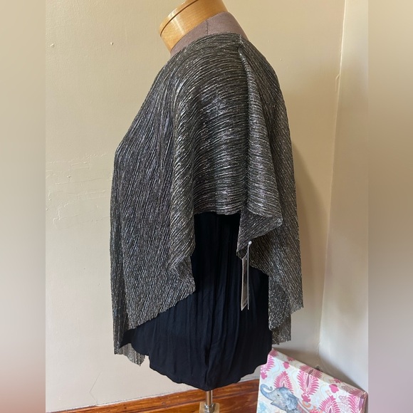 AGB Women's Metallic Silver Party Date Night V Front Popover Top 1X - Picture 2 of 8